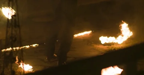 Fire performer playing with fire 库存影片 74226918