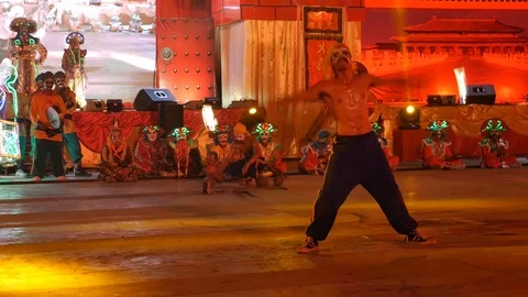 Fire performers 動画素材 107198805