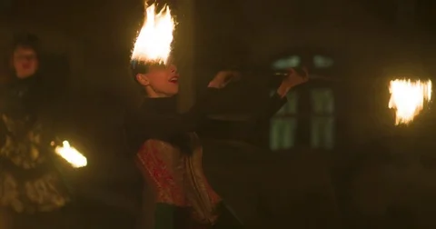 Fire performers playing with fire Video stock 74225317