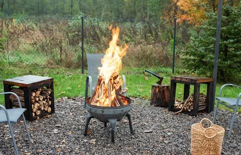 Fire pit and burning fire in a garden Foto stock