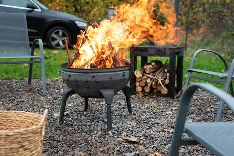 Fire pit and burning fire in a garden Foto stock