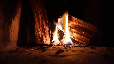 FIRE PLACE IN THE CABIN Stockbeeldmateriaal 81177124