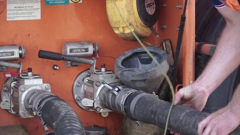 Fire plug with metal flange for water supply. Clip. Male worker inserts a hose Vidéo 85249341