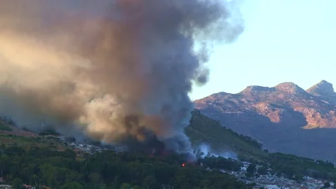 Fire raging through an informal settlement in Hout Bay, Western Cape Stock Footage 161806236