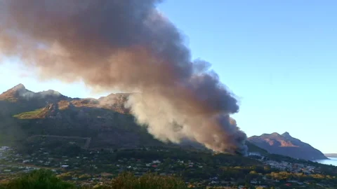 Fire raging through an informal settlement in Hout Bay, Western Cape Stock Footage 161806535