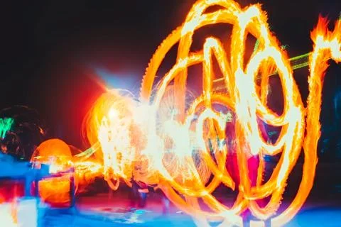 Fire show. Amazing fire performance in the night. Freezlight Stock-Fotos