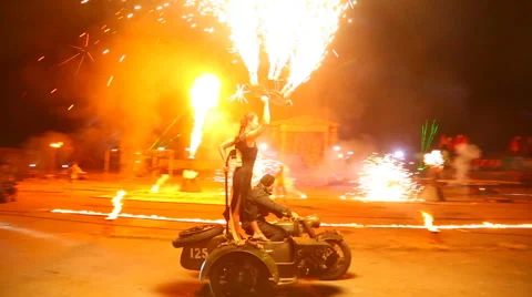 Fire show - dancing with fire Video stock 53535823