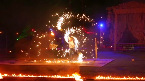 Fire show - dancing with fire Video stock 53536232