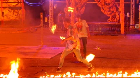 Fire show - dancing with fire Video stock 53537043