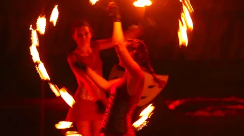Fire show - dancing with fire Video stock 53537960