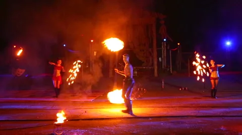 Fire show - dancing with fire Video stock 53538319