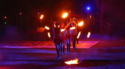 Fire show - dancing with fire Video stock 53538416