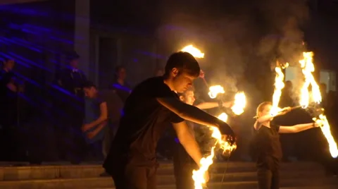 Fire show with fire dancers slow motion Video stock 62880609