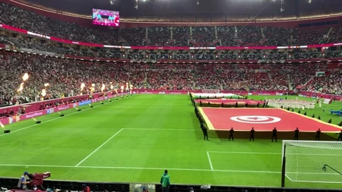Fire show lights up the stadium field ahead of a major soccer match kickoff. Vidéo 314412602