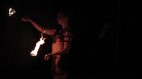 Fire show performance. Female fire performer woman dancing with fire torches Vidéo 62495701