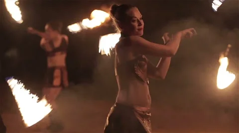 Fire show performance. Group of fire performers different types fire equipment Vidéo 62496379