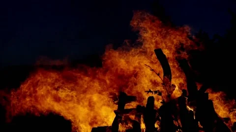 Fire slow Big bonfire burning in a field in the night Video stock 140531094