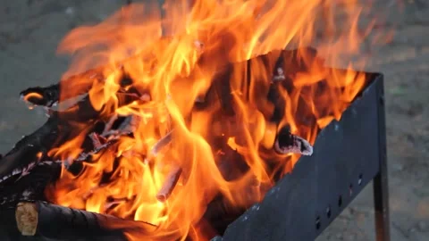 Fire in a small barbecue grill. Video stock 168182966