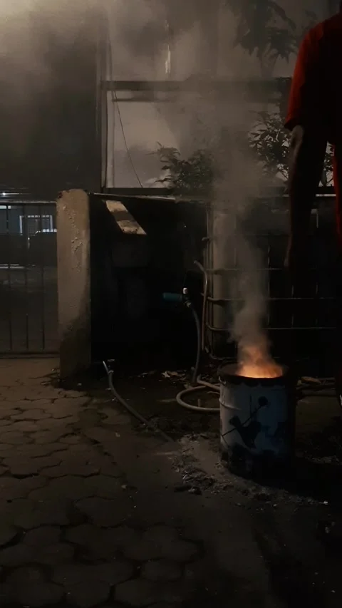 Fire with Smoke, Vertical Footage Stockbeeldmateriaal 340110085