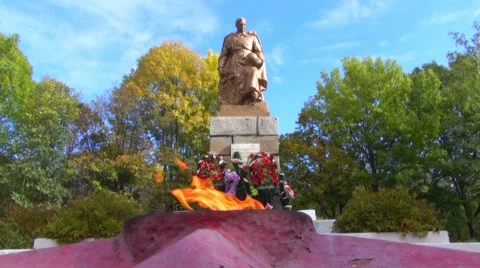 Fire at the soldiers monument Stock Footage 52882110