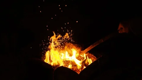 Fire sparks moving on dark at black background coming from brightly burning warm Vídeo Stock 89801323