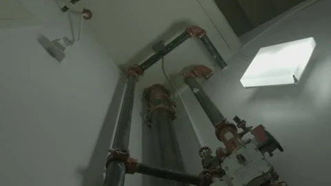 Fire Sprinkler and Riser Pipes in Utility Room Vídeos de archivo 343948139