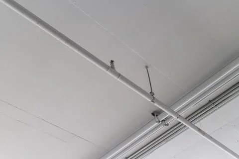Fire sprinkler system on ceiling or ceiling type automatic fire extinguisher Stock-Fotos