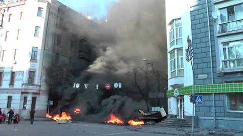 Fire on the streets of Kiev after the clashes of protesters with police. Video stock 35565702