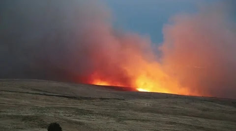Fire Torching Across Prairie 库存影片 53881128