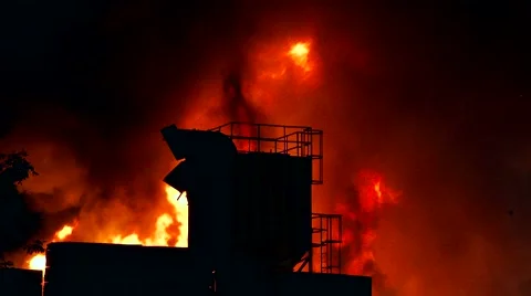 Fire tornadoes forming and elevate high at large structure fire Vidéo 39982606