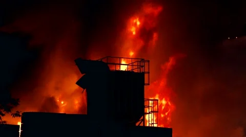 Fire tornadoes forming and elevate high at large structure fire Vidéo 41815115