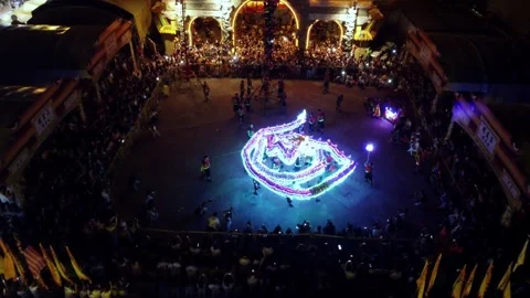 Fire trails behind the  dragon dance Thailand perform in night 스톡 동영상 318103270