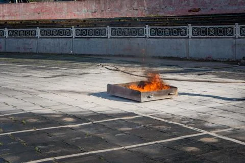 Fire training, a tray with a burning fire Stock-Fotos