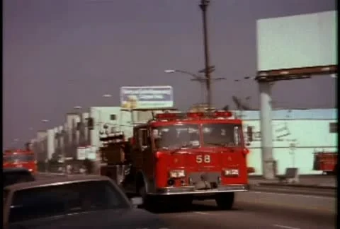Fire trucks responding during the LA riots in 1992. 库存影片 11522265