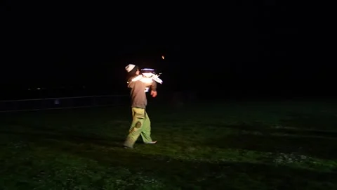 Fire twirling Vídeos de archivo 314976399
