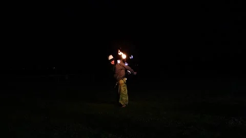 Fire twirling Vídeos de archivo 316557240