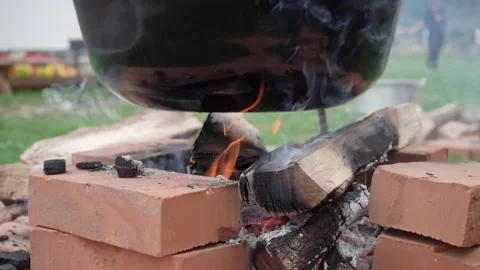 Fire under the cooking pot Video stock 186979058