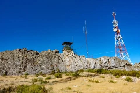 Fire watching hut and communication tower over the rocks Foto stock