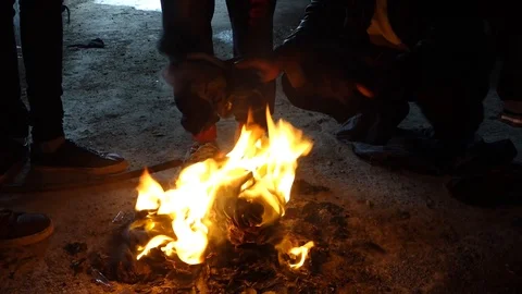 Fire for wet clothes Video stock 91106376