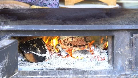 Fire in wood oven to make bread with old method Vidéo 88539323