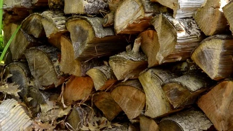 Fire wood stack on country farm   Close up slide shot Vidéo 79407259