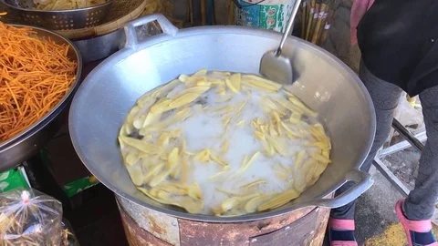 Fired banana in pan 스톡 동영상 76315478