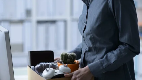 Fired employee packing and leaving the office 動画素材 89198408
