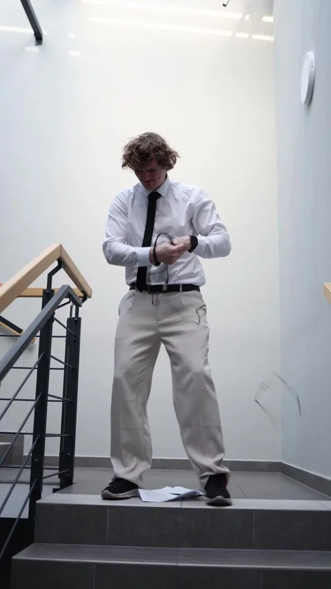 Fired worker stands on stairs 스톡 동영상 333511701