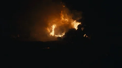 Firefighter and Crowd Watch Controlled Blaze Vidéo 100939203