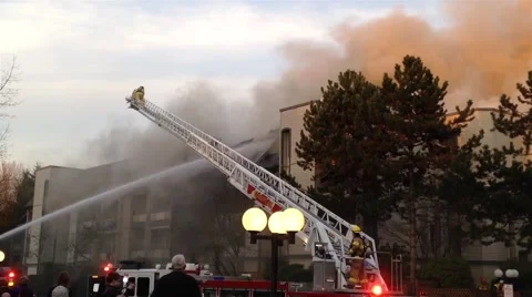 Firefighter crews battling apartment complex fire Vídeos de archivo 46999009