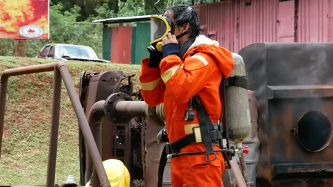 Firefighter fighting with fire flame protection property Vídeos de archivo 270101716