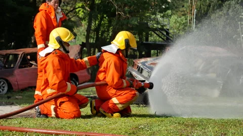 Firefighter fighting with fire flame protection property Vídeos de archivo 270102834
