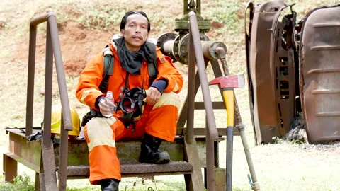 Firefighter fighting with flame using fire hose chemical water foam spray engin Vídeo Stock 254136118