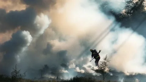 Firefighter Fighting Wildfire in Thick Smoke Vídeo Stock 337718905
